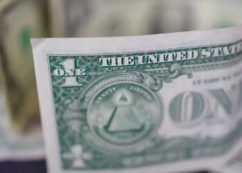 Доллар подешевел на торгах 25 декабря