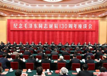ЦК КПК провел симпозиум, посвященный 130-й годовщине со дня рождения Мао Цзэдуна