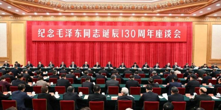 ЦК КПК провел симпозиум, посвященный 130-й годовщине со дня рождения Мао Цзэдуна