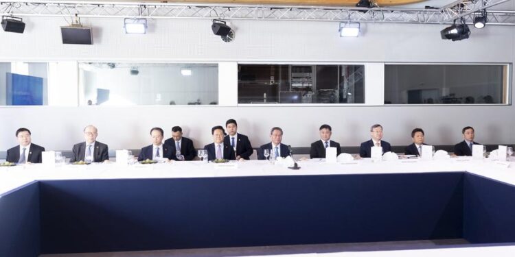 Премьер Госсовета КНР: Инвестиции в КНР принесут огромную прибыль и обеспечат лучшее будущее