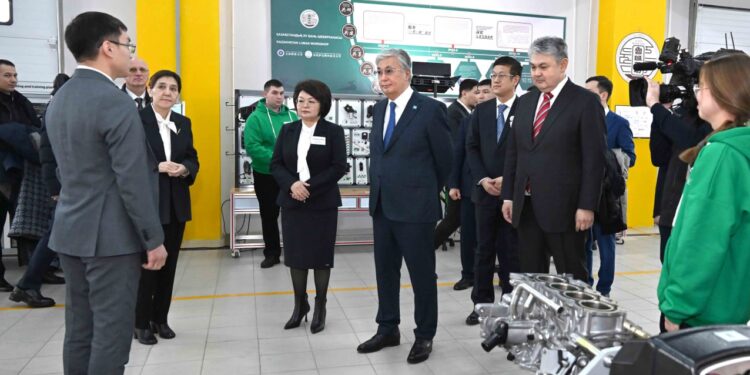 Токаев ознакомился с «Мастерской Лу Баня» в Усть-Каменогорске