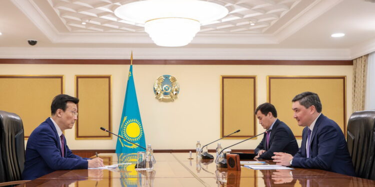 Олжас Бектенов встретился с Послом КНР в Казахстане