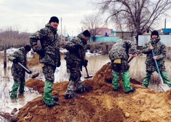 Солдаты Национальной гвардии оказывают помощь актюбинцам