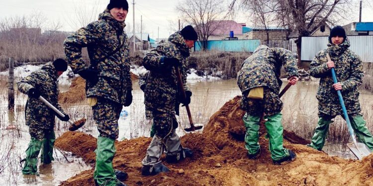 Солдаты Национальной гвардии оказывают помощь актюбинцам