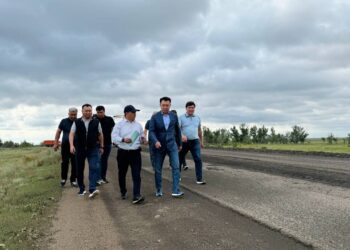 Министр транспорта проехал по самой проблемной дороге страны