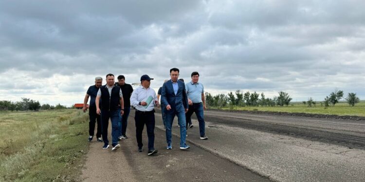 Министр транспорта проехал по самой проблемной дороге страны