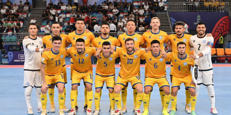 Команда Казахстана пробилась в четвертьфинал чемпионата мира по футзалу