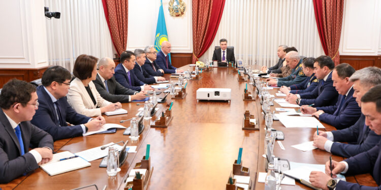 Премьер-министр экстренно обсудил меры безопасности в условиях ситуации вокруг Украины