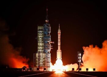 Китай успешно запустил пилотируемый космический корабль «Шэньчжоу-19»