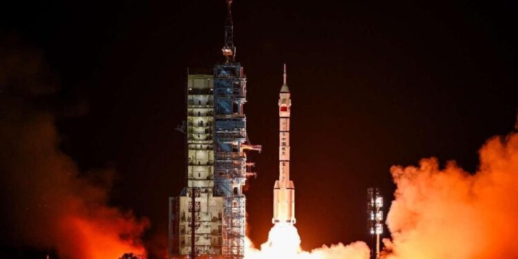 Китай успешно запустил пилотируемый космический корабль «Шэньчжоу-19»