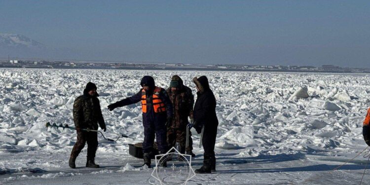 На трассе Астана-Бурабай спасатели помогли 500 автомобилям, застрявшим из-за плохой погоды