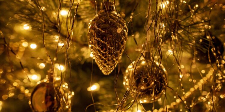 Учитель упал во время украшения елки в Семее: его выписали из больницы