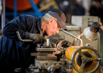 Не от хорошей жизни: в Казахстане работают всё больше пенсионеров