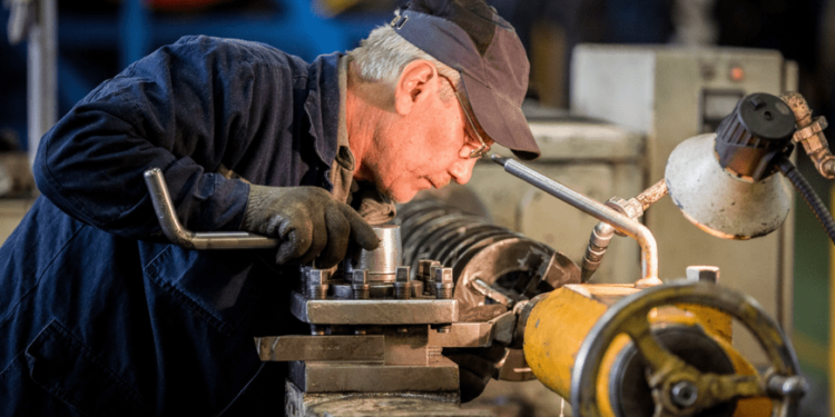 Не от хорошей жизни: в Казахстане работают всё больше пенсионеров