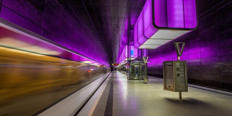 Почему в метро Алматы появились перегородки