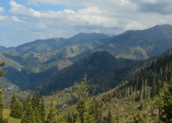 Жителей Алматы предупредили о риске оползней, лавин и камнепадов в горах