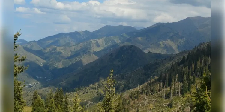 Жителей Алматы предупредили о риске оползней, лавин и камнепадов в горах