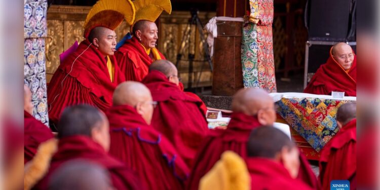 13 монахов получили высшую ученую степень тибетского буддизма Геше Лхарамба