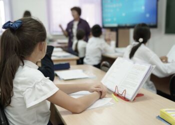 Оқушылар енді сабақ үстінде телефон ұстай алмайды