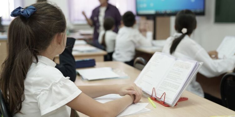 Оқушылар енді сабақ үстінде телефон ұстай алмайды