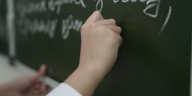 “Оқушыларға қысым жасай бермеңіз”. Мұғалімдер сабақ үстінде оқушылардың көзінше дауласты