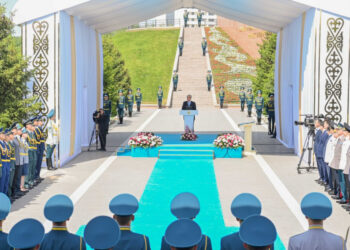 Тоқаев Мемлекеттік ту көтеру рәсіміне қатысты