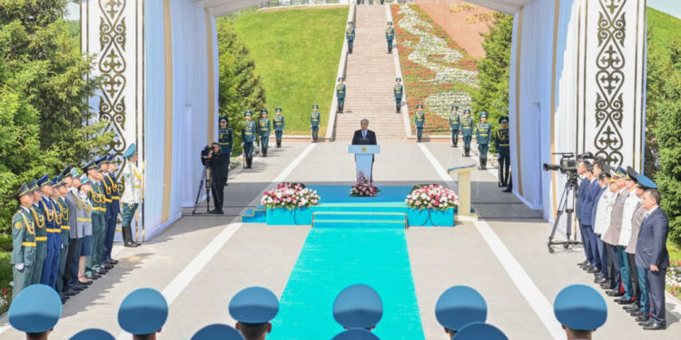 Тоқаев Мемлекеттік ту көтеру рәсіміне қатысты