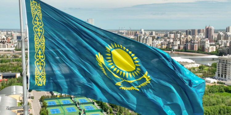 Тоқаев Мемлекеттік ту көтеру рәсіміне қатысты