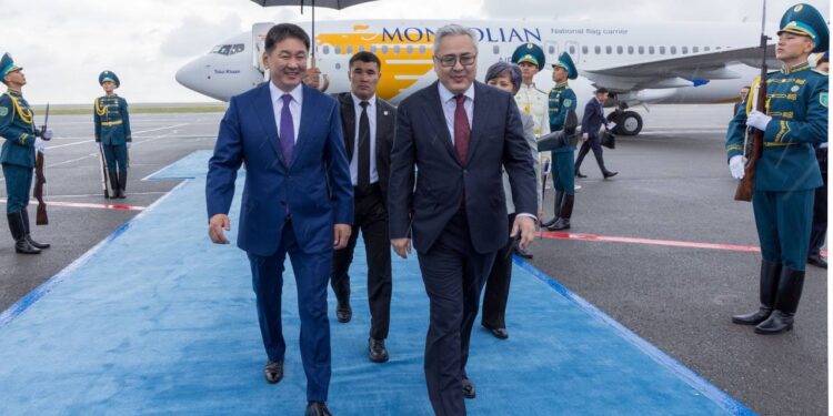 ШЫҰ саммиті: Моңғолия Президенті Астанаға келді