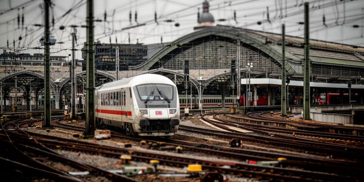 Бектенов еліміздің беделіне әсер ететін вокзалдарды жөндеуді биыл аяқтауды тапсырды