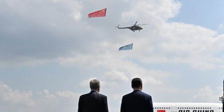 Тоқаев Си Цзиньпинді әуежайдан күтіп алды