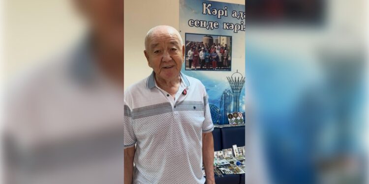 Зейнеткер 15 мыңға жуық төсбелгіні коллекциялаған