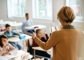 Енді мұғалім оқушыға тек мектеп ішінде жауап береді