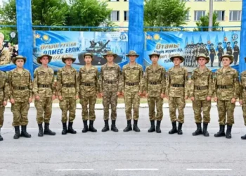 Туған бауырмен бірге сапта: Гвардейск гарнизонында алты жұп егіз қызмет етіп жүр