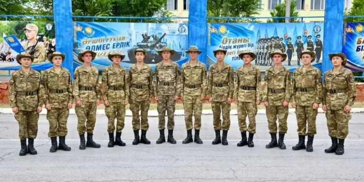 Туған бауырмен бірге сапта: Гвардейск гарнизонында алты жұп егіз қызмет етіп жүр