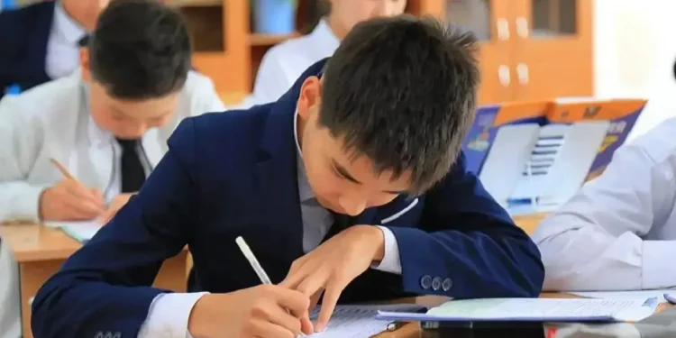 Қазақстанда 450 мыңға жуық мектеп оқушысына мемлекеттен қаржылай көмек беріледі